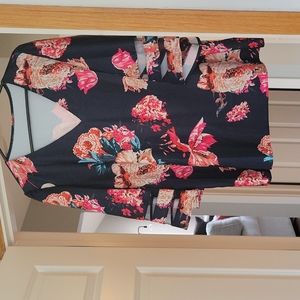 Bell sleeve blouse. Floral print. Size xl